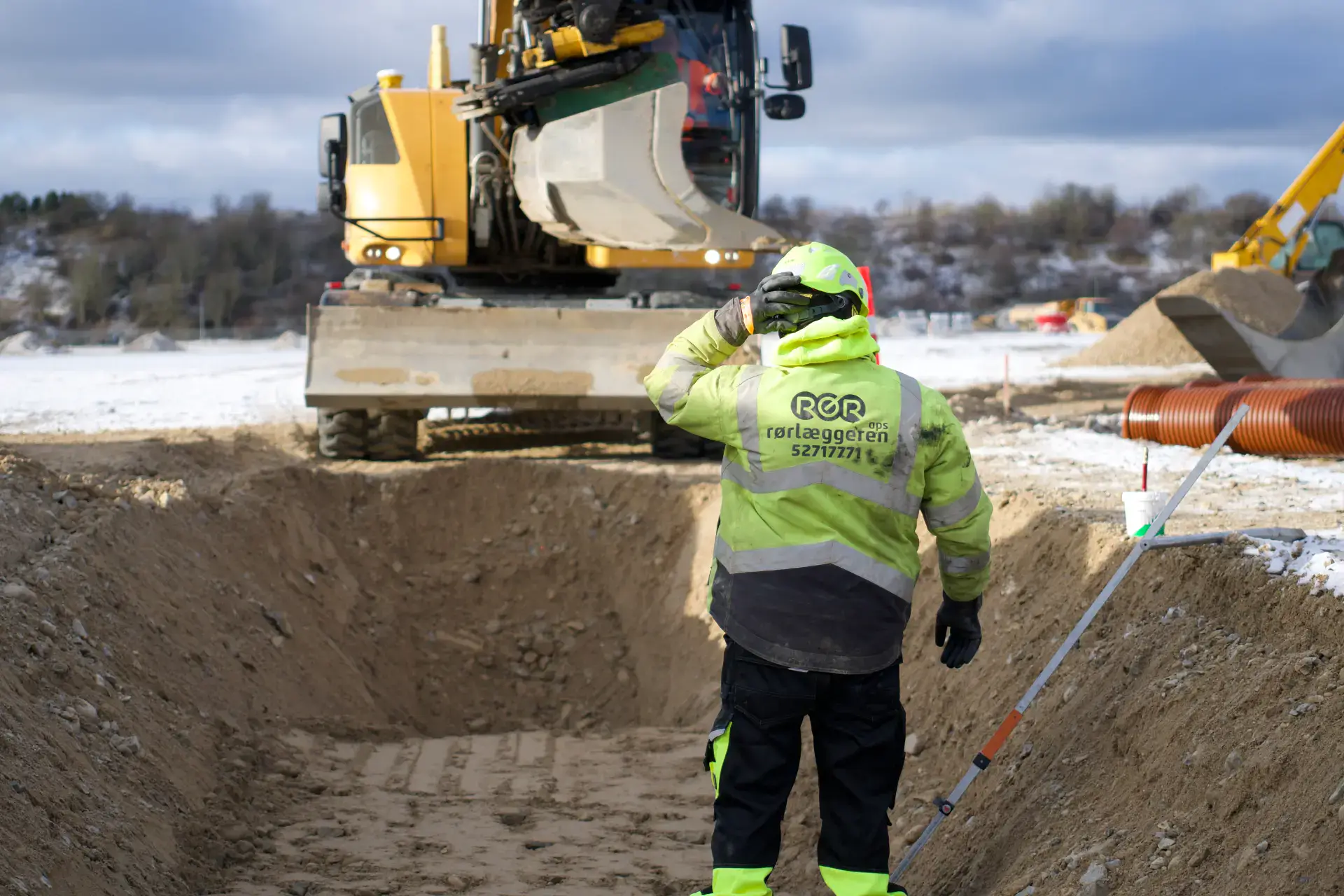 Rørlægger i arbejde med maskinudlejning til kloakarbejde.